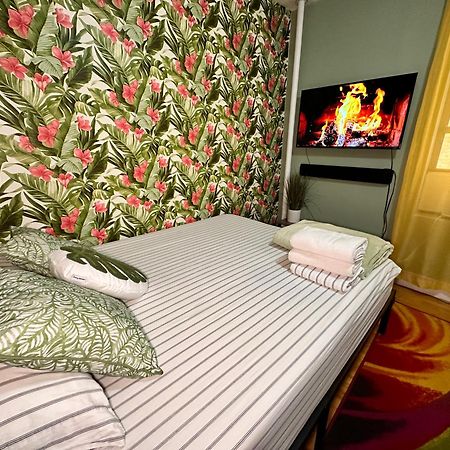Tropical Comfort Room In Harlem Cozy Stay With Snacks & Style New York Esterno foto